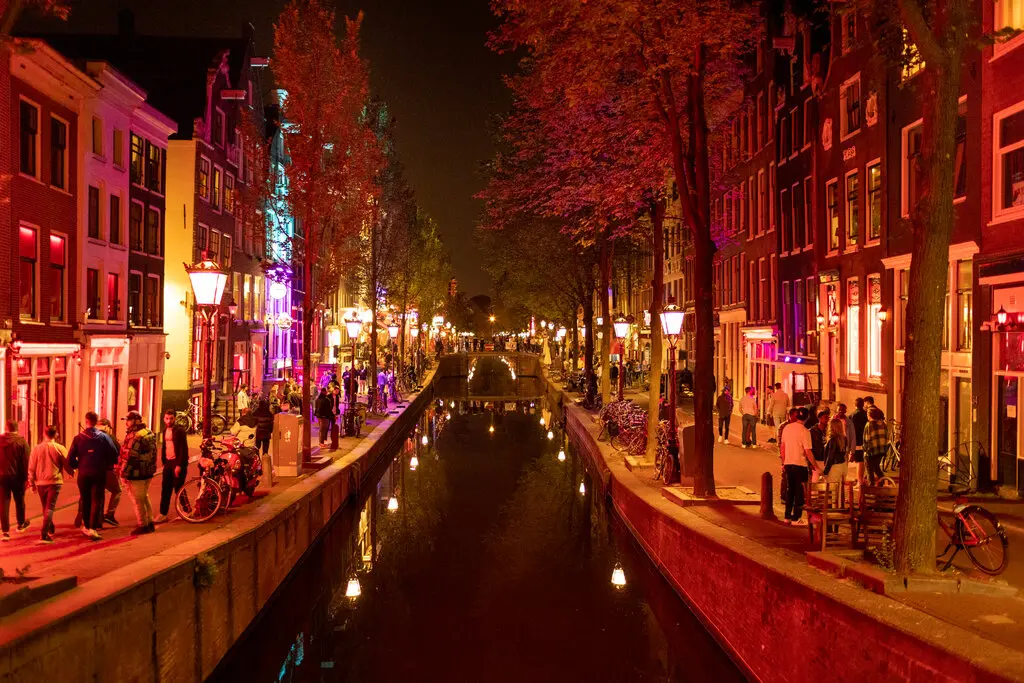 Амстердам має послання для чоловіків-туристів із Великобританії: «Тримайтеся подалі»