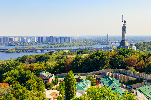 Нерухомість у Києві: Порівняння цін та інвестиційний потенціал