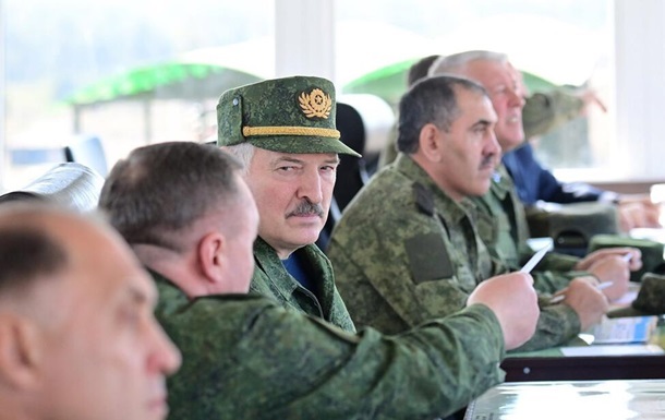 Лукашенко объявляет о полной боеготовности войск Беларуси
