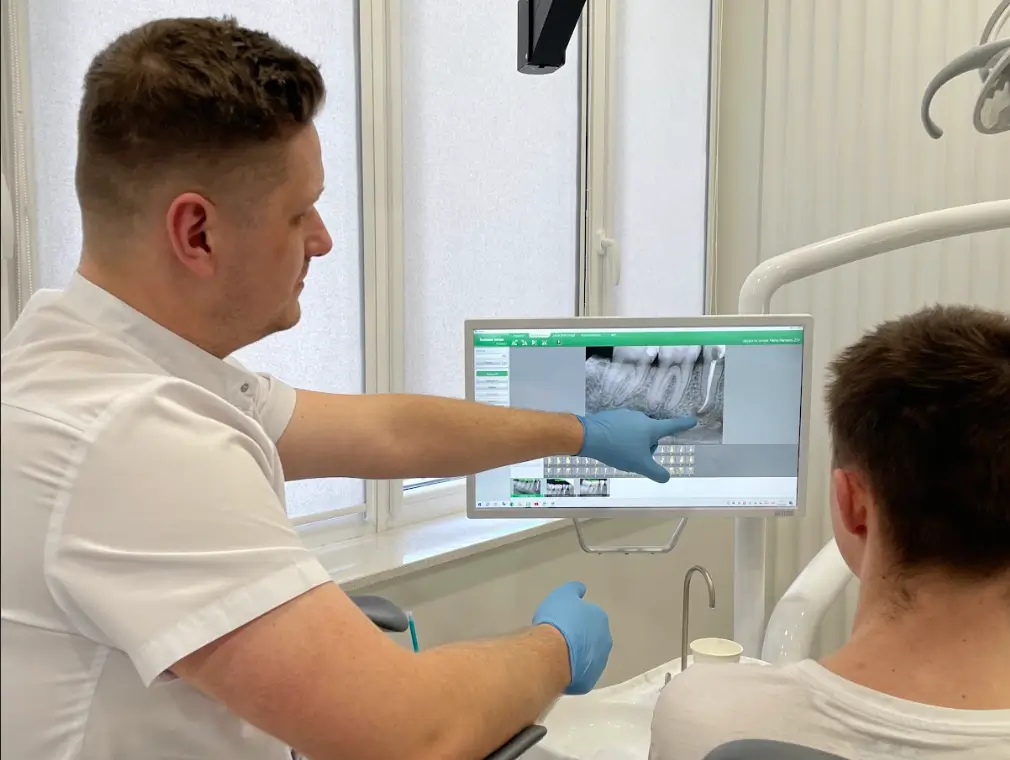 Консультація стоматолога з аналізом рентгенівського знімка на моніторі — Стоматологія PICASSO, Ужгород, вул. Бабʼяка (Бобяка), 1Б, ЖК «Crystal», +38 097 247 57 47